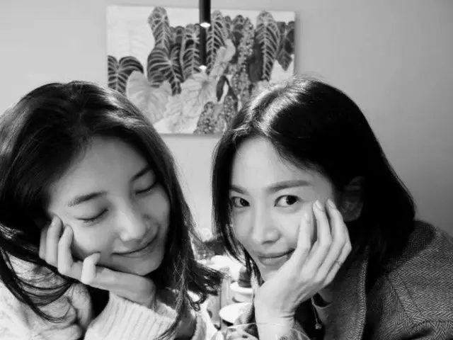 Suzy (former Miss A), a cute little sister who treats Song Hye Kyo? A lovely shot proving their friendship