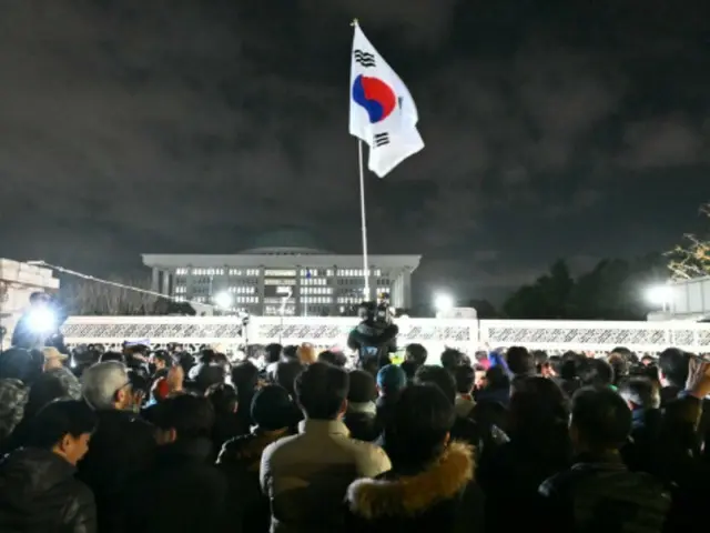 6時間で非常戒厳解除...緊迫した「ソウルの夜」＝韓国