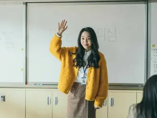 The first footage from the movie "Brave Citizen" has been released, capturing the shocking first meeting between the evil celebrity student Soo-gan and the non-regular teacher Shi-min, who elbows him.