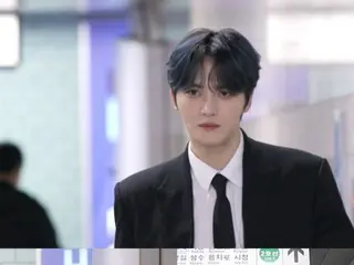 Jaejung, in a stunning suit, lights up the subway station