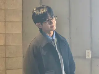 Jung HaeIn looks cool even with his messy hair style… Wearing glasses, he exudes a loose charm