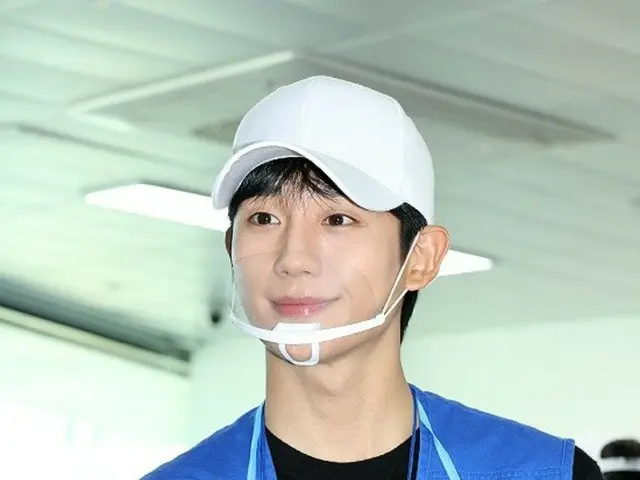 Actor Jung HaeIn participates in a volunteer activity to share a cup