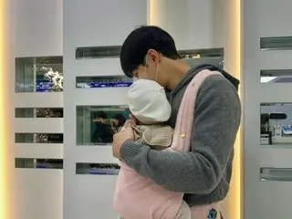 Lee Seung Gi reveals photo of himself holding a baby... "May all the children in the world be healthy and happy"