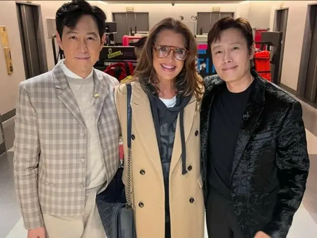 Lee Jung Jae and Lee Byung Hun, "shy fans" standing next to Brooke Shields... just standing there like a movie