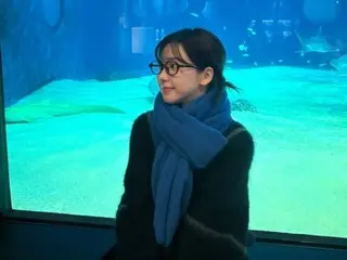 "aespa" KARINA takes "girlfriend shot" at the aquarium... did a part of her glasses break?