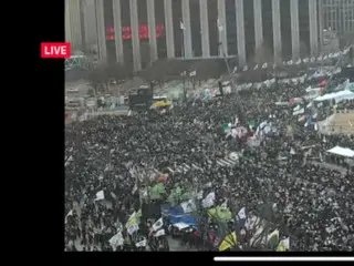 Opposition party: "Arrest President Yoon" vs. Pastor Chung: "Martial law saved the country"... Both sides' claims clash at Gwanghwamun - Korean report