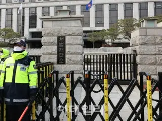 Roh Moo-hyun and Park Geun-hye accepted the impeachment papers immediately, but President Yoon refused to submit them for a week (South Korea)