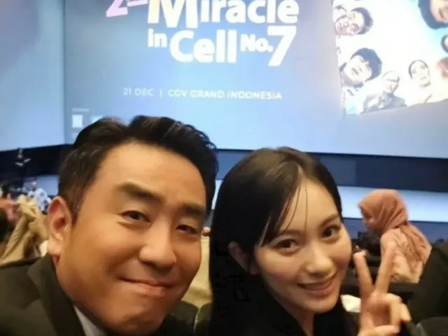 Actor Ryu Seung Ryong releases a photo of himself with child actor Kal SoWon... "Amazing growth" from co-starring in the movie "Miracle in Cell No. 7"