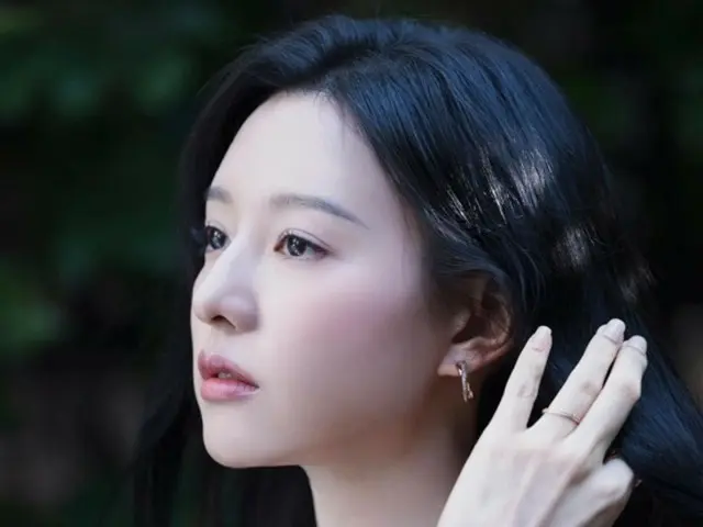 Kim JiWoo, popular in the TV series "Queen of Tears," has an invincible side view...behind the scenes of the pictorial with a goddess-like aura