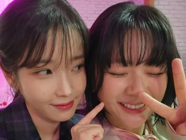 Jeongyeon (TWICE) gets a poke on the cheek from her idol IU... Is she a successful fan? "It's obvious she's happy"