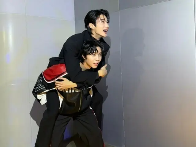 NCT's Johnny takes a photo with Byeon WooSeok on his back... "Run with Seongje on your back"?