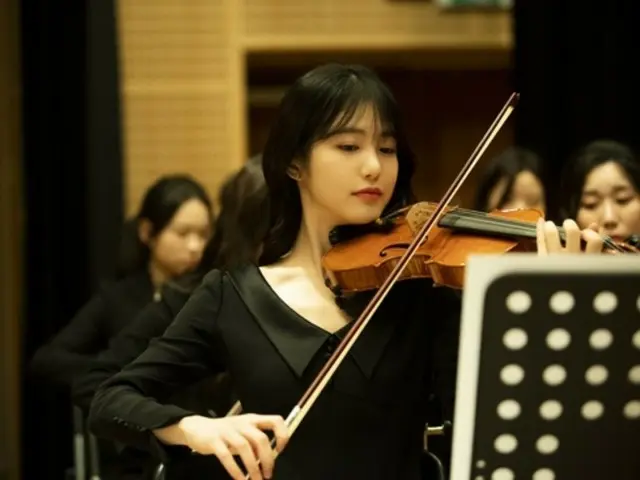 In the movie "Secrets I Can't Tell You," Shin Ye Eun plays a violin major and music college student who has feelings for Do Kyung Soo.