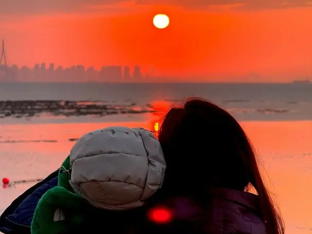 Lee Si Young hugs her son as the New Year dawns... "May the light of hope spread in our hearts too"