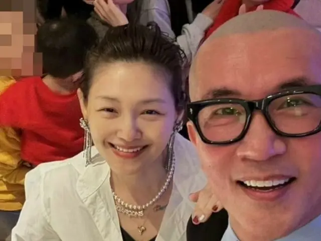 After 20 years of love, Goo Jun-yeop (CLON) and his wife, Barbie Hsu, the Taiwanese version of Boys Over Flowers, smile as they enjoy the New Year...do they already have the air of a loving couple?