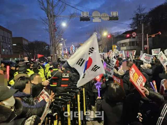 "I will arrest you" vs. "We will protect you"... A split in front of the presidential palace in South Korea