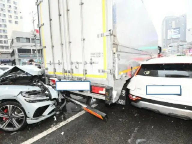 下り坂を滑り落ちた貨物トラック...車両10台がからむ玉突き事故＝韓国