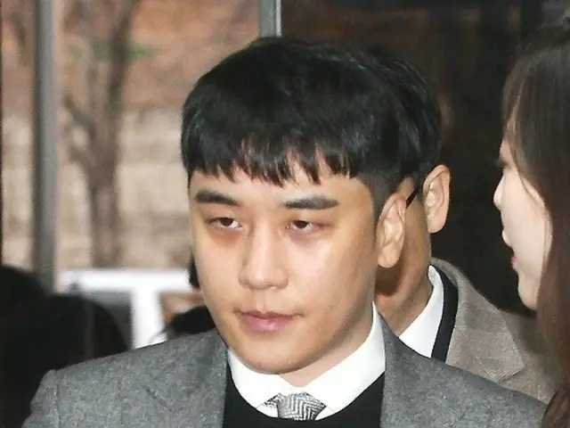 VI (BIGBANG), the "center of the Burning Sun scandal," spotted in Korea after his release from prison... "cold stares" as he appears at a bar in downtown Gangnam