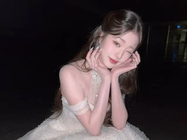 Jang Won Young, a lovely flower petal pose and wink... she looks like a princess in a dress