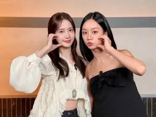 Yuna (Girls' Generation) x HYERI (Girl's Day), one cute girl next to another cute girl... A heart-melting photo of the two with hearts on their cheeks