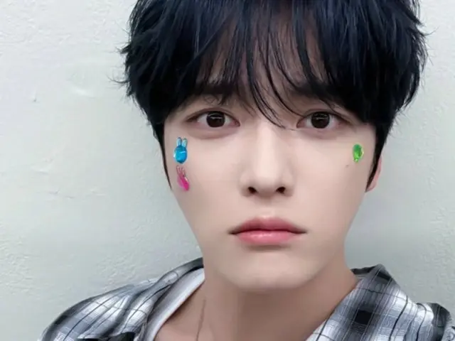 Jaejung looks cute with stickers on his face... "It's been a long time since I've been on vacation for 2 nights and 3 days"