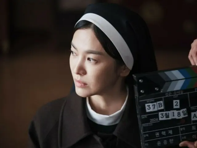 Song Hye Kyo, intense moment of immersion in the movie "Black Nuns"... Behind-the-scenes stills revealed