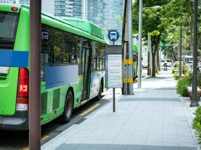 "4.5 million won a month, no regrets" - 28-year-old man who dropped out of college to drive a bus (South Korea)