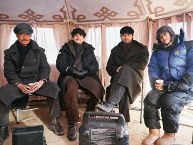 "Soon to hit 4.5 million viewers" Hyun Bin x Park Jung Min x Jo Woo Jin of the movie "Harbin" - a harmonious on-set photo of the film amidst the harsh filming