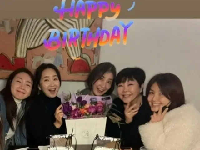 Choi Ji Woo's birthday party with Shin Ae Ra and Yoo Ho Jung... Just getting together was like an awards ceremony