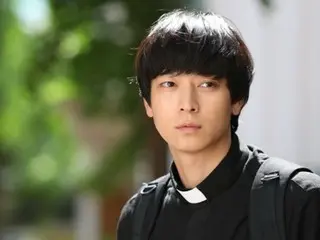 Kang Dong Won makes a special appearance in "Black Nuns"... He looks just like Choi Bu Jae from "Priest" and is very moving"