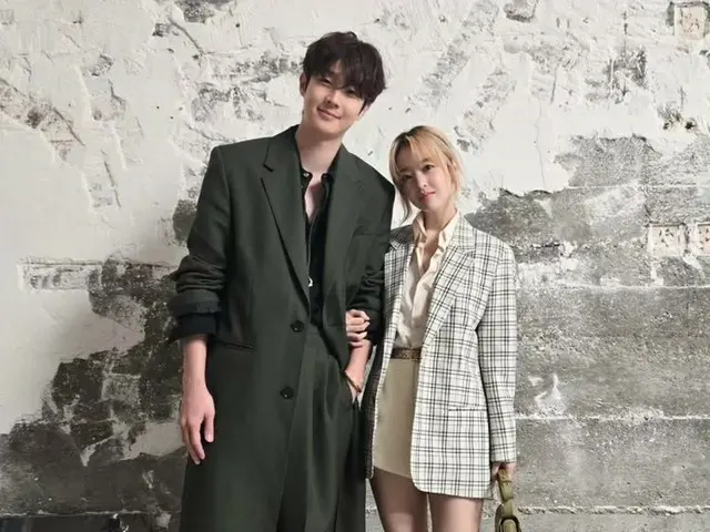 I believe blonde Park Bo Young is in a relationship... Who is the person who took the "couple shot" with their arms around each other?