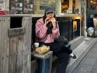 Actress Choi Ji Woo caught doing "street mukbang" during her trip to Japan! ... Natural "Princess Ji Woo"