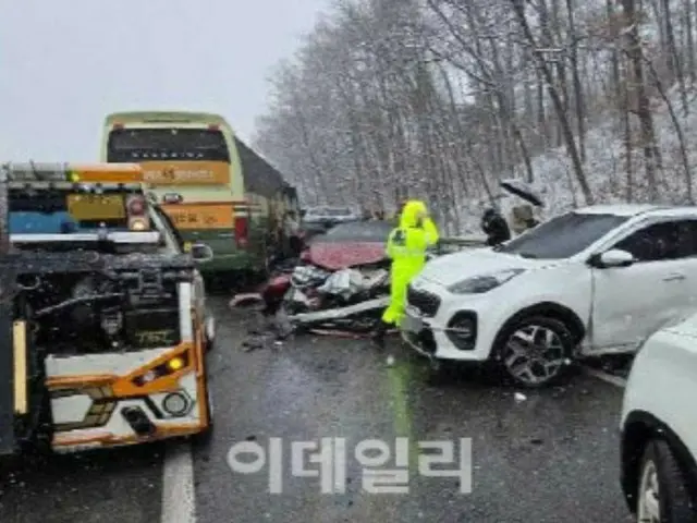 Heavy snow causes nationwide flight and ferry cancellations, traffic accidents spree in South Korea