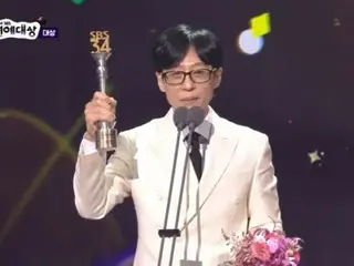 Yu Jae Suk holds up the trophy and says, "20th grand prize in 20 years...I did it" = "SBS Entertainment Awards"