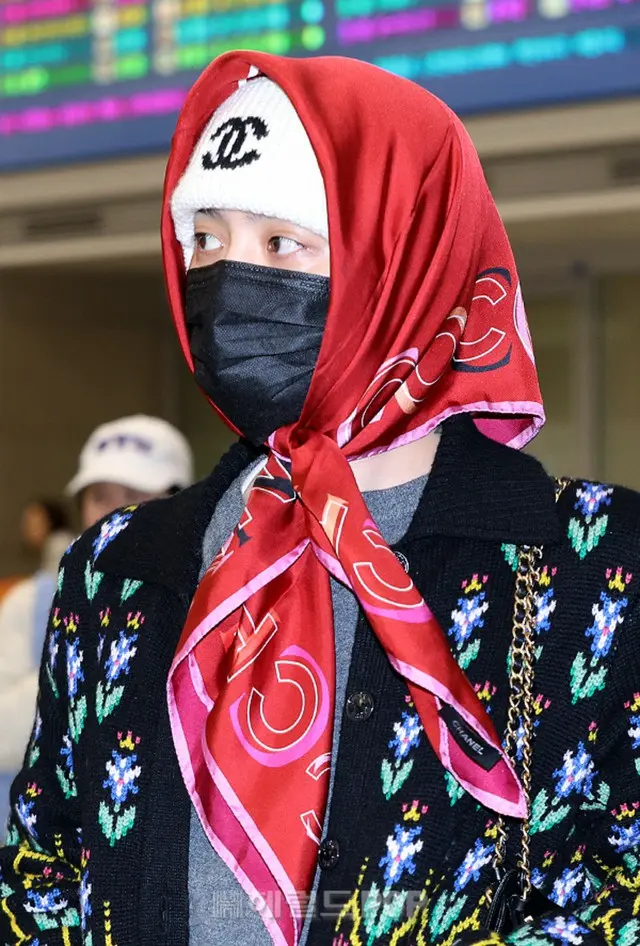 【フォト】G-DRAGON、卓越した“ポジャギファッション”…空港での視線を独占