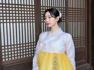 TWICE's Dahyun's Lunar New Year greeting, her tofu-like white skin matches her hanbok... she exudes graceful beauty