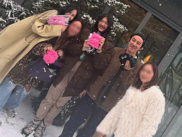 Actor Uhm Tae Woong's wife Yoon Hae Jin releases harmonious family photo