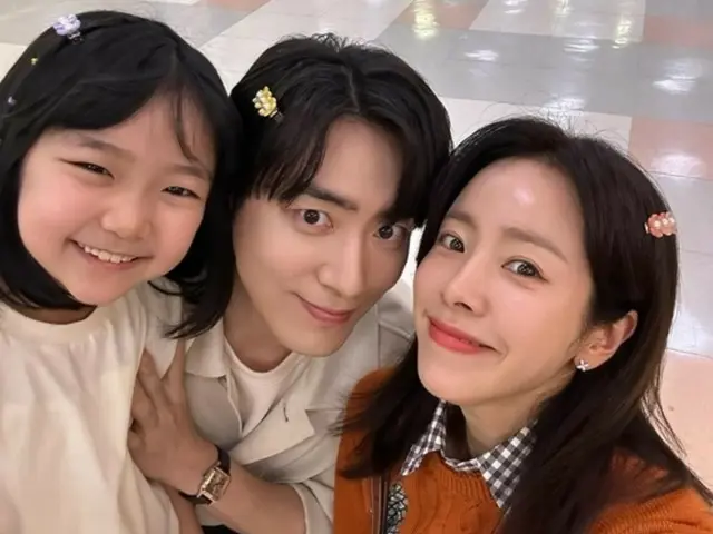 Actress Han JIMIN and actor Lee Jun Hyuk look like a "real family" in this photo with a child actor... It's heartwarming just to look at it