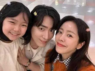 Actress Han JIMIN and actor Lee Jun Hyuk look like a "real family" in this photo with a child actor... It's heartwarming just to look at it