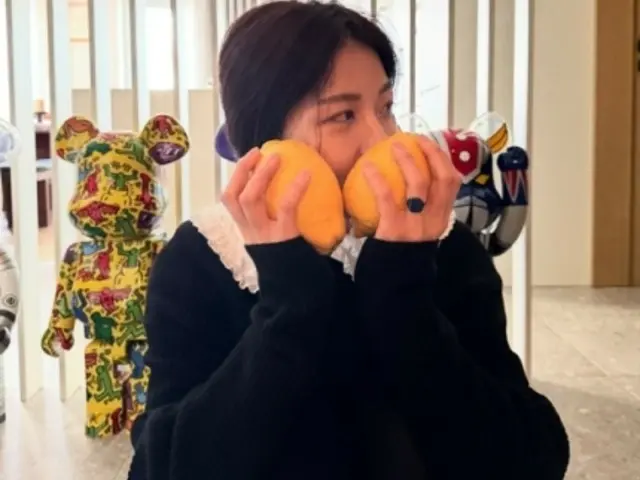 Actress Ha Ji Won bursts with 'juicy beauty' while holding a lemon... her appearance never changes