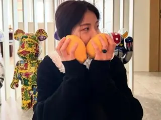 Actress Ha Ji Won exudes 'juicy beauty' with a lemon... She looks the same forever