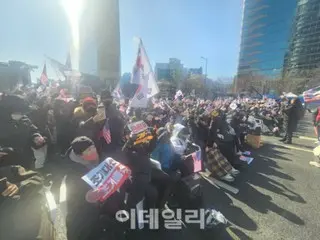 Conservative groups fill downtown Seoul in the bitter cold... "This is emergency martial law guaranteed by the constitution" - Korean media