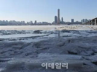 Han River freezes over for the first time due to continuing cold wave