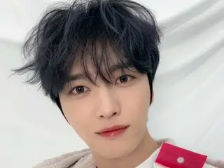 Jaejoong looks good in pink too... as an ambassador for oral beauty brand MiiS.