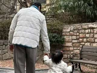 Actor Lee Byung Hun on a date with his 14-month-old daughter...Mother Lee Min Jeon is already worried