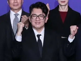 Bang Si HyukHYBE's chairman, who appeared at the official event looking half his size, became the center of attention... Internet users were surprised by his completely different appearance