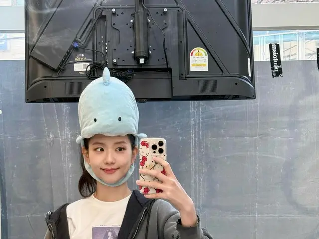 BLACKPINK's JISOO looks so good in a shark hat... BLINKs are crazy about her lovely selfie