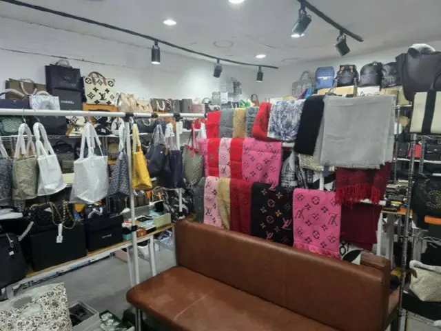 "Secret store" in Myeongdong area cracked down on selling counterfeit brands (Seoul, Korea)