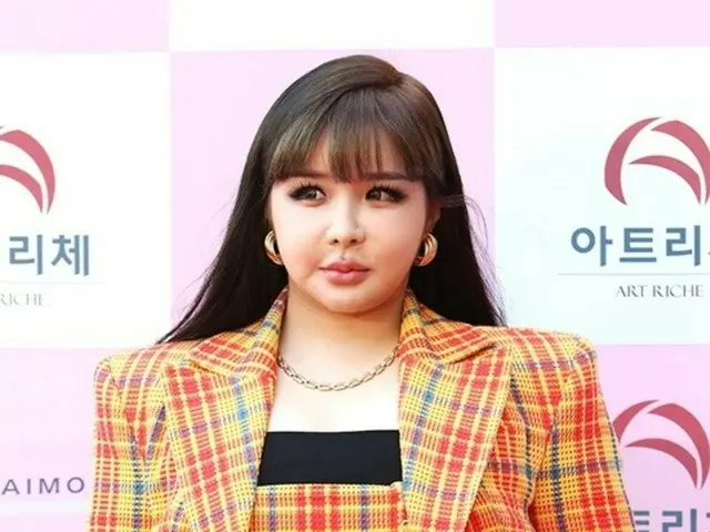 2NE1's BOM departs for Macau amid rumors of love affair with Lee Minho