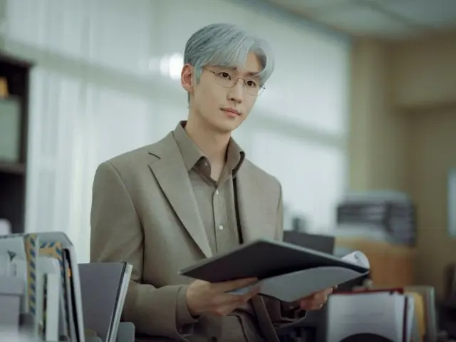 Lee Je Hoon transforms into a dramatic white-haired actor in "The Art of Negotiation"... "People around me were worried, but the director gave me a strong recommendation"