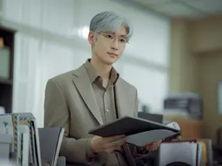 Lee Je Hoon transforms into a dramatic white-haired actor in "The Art of Negotiation"... "People around me were worried, but the director gave me a strong recommendation"